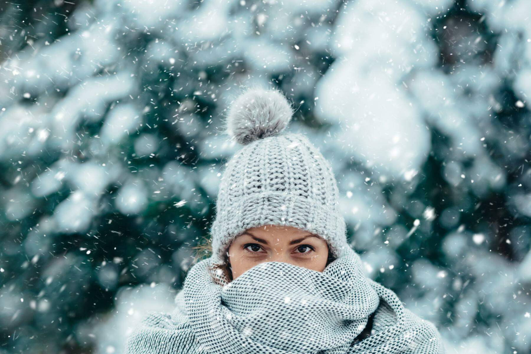 Gegen Kälte und Trockenheit: Wie man die Haut im Winter schützt