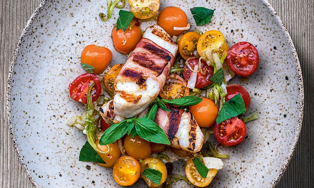 So gelingt in Rohschinken gehüllter Wels vom Grill